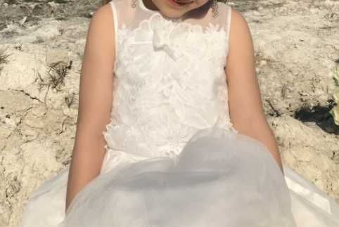 Biała-kremowa sukienka 5-6 lat