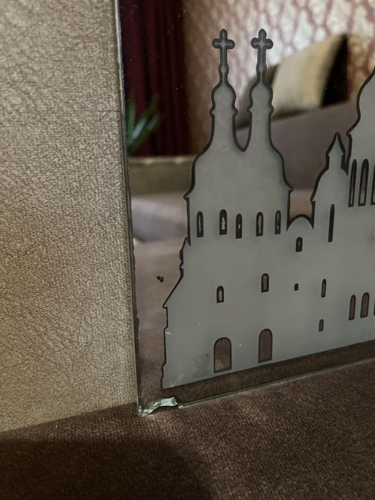 Продам дзеркало.Є невеликі дефекти по краях.