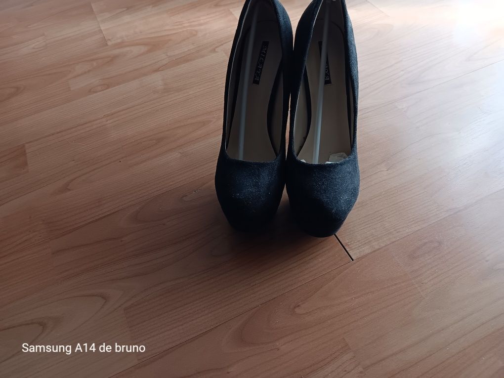 Vendo 4 pares de sapatos