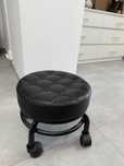 Taboret  na kolkach do gabinetu pedicure