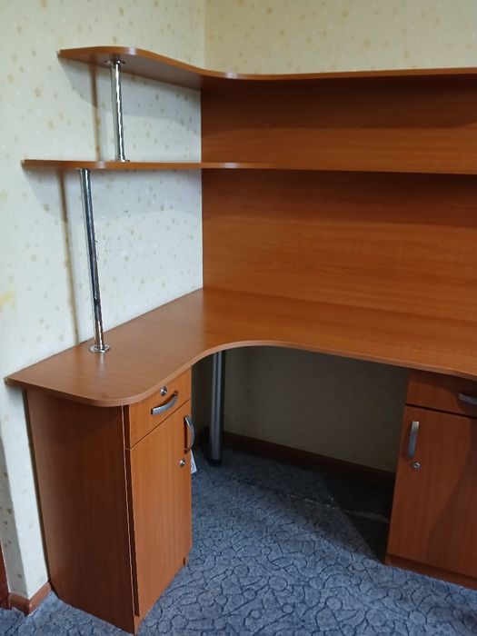 Стіл письмовий на два місця.