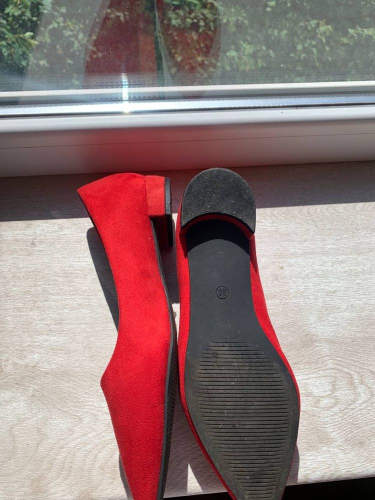 Жіночі червоні замшеві туфлі Kamengsi