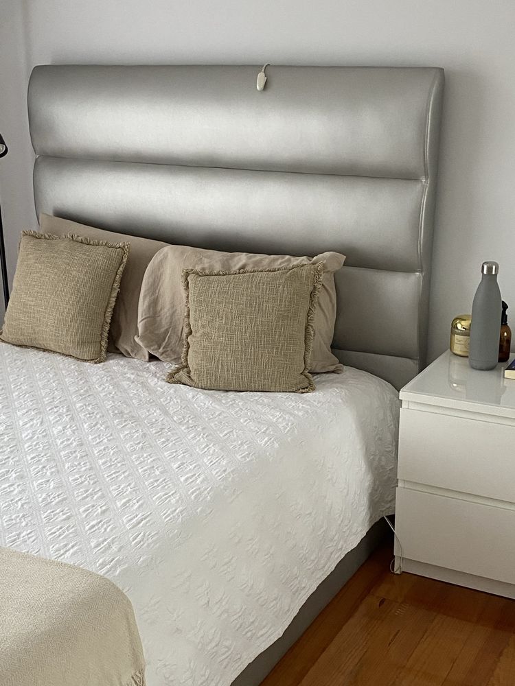 Cama de casal prateada