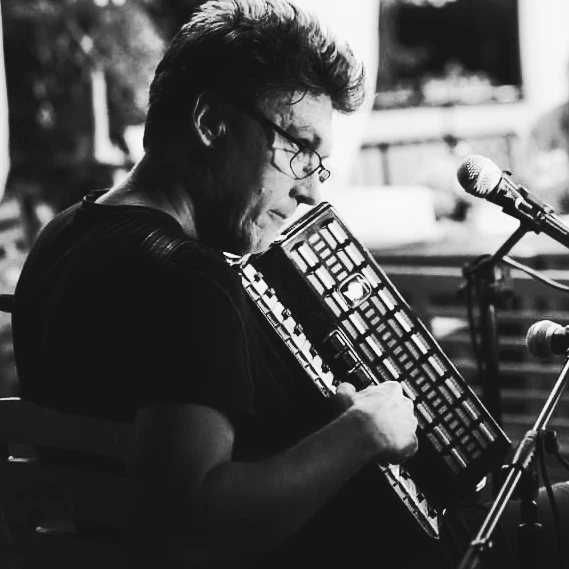 Nauka gry na gitarze, keybordzie, akordeonie, perkusji.