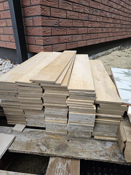 Gres płytki drewnopodobne i białe