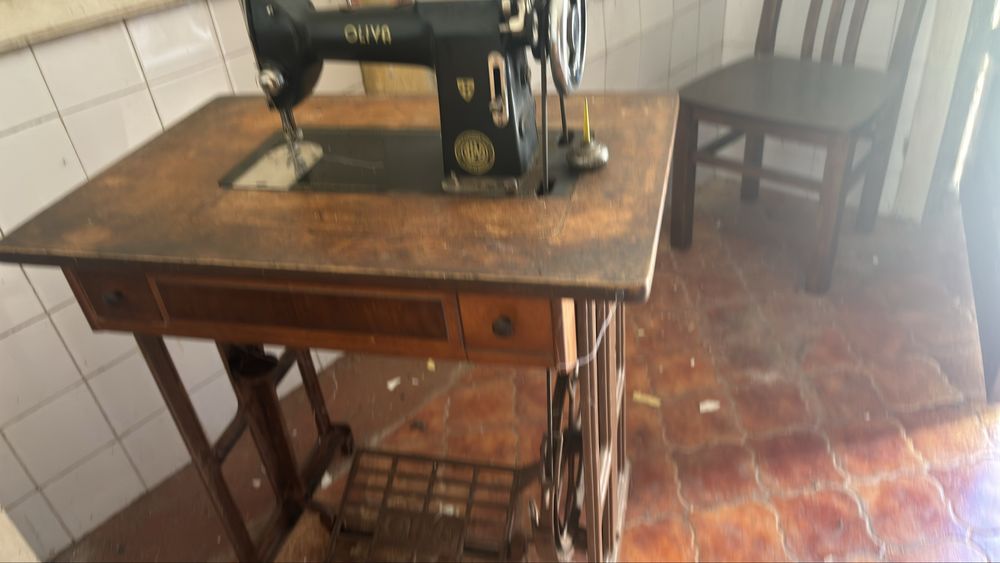 Maquina costura Oliva Antiga