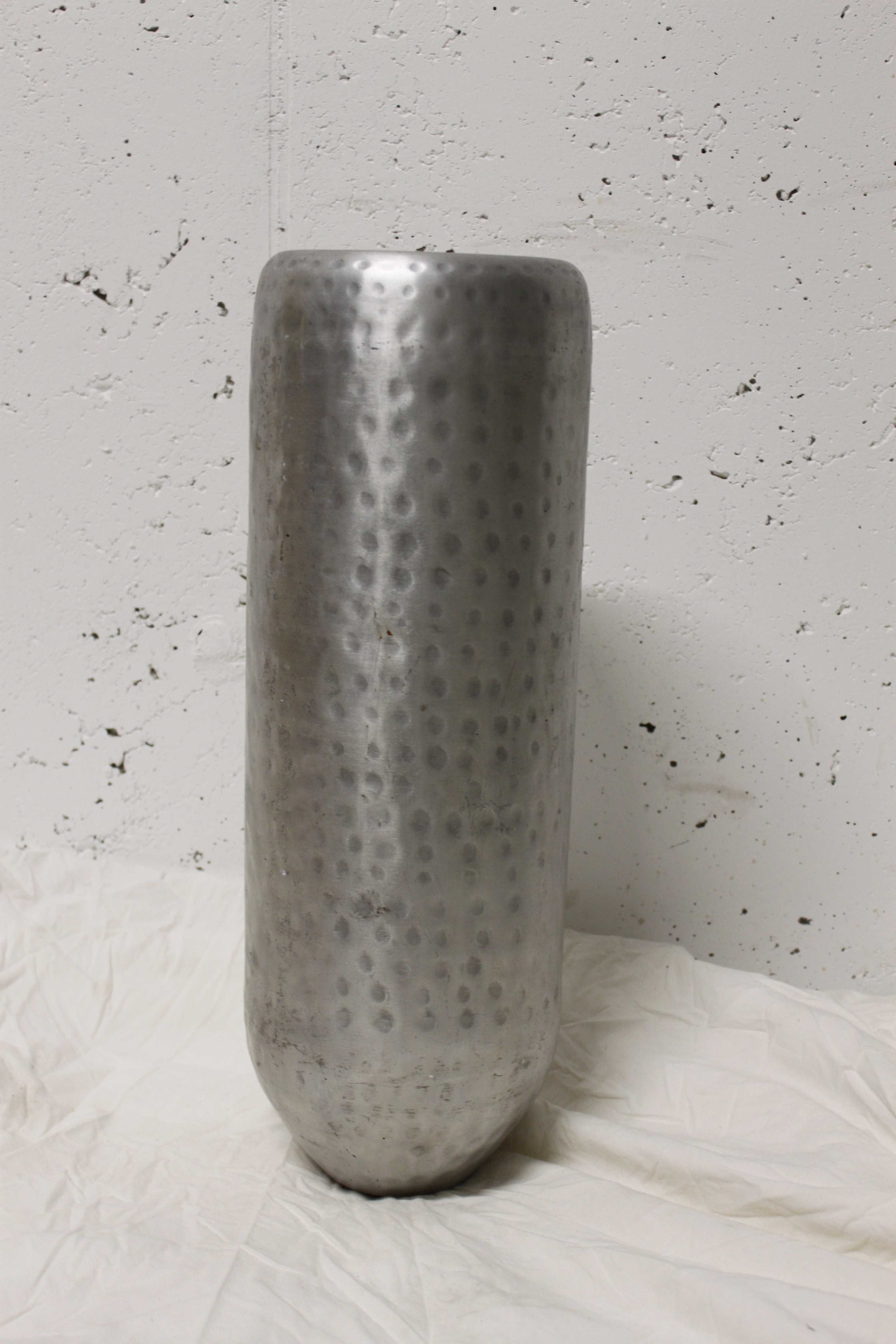 Wysoki wazon z aluminium