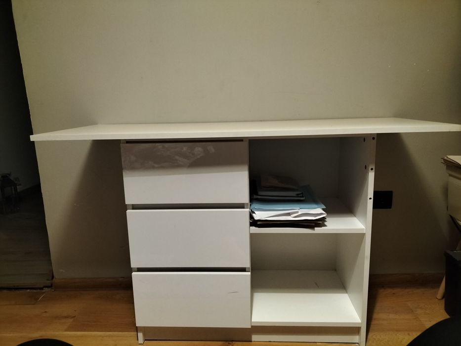 Białe biurko z trzema szufladami