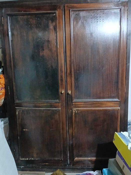 Armario com prateleiras