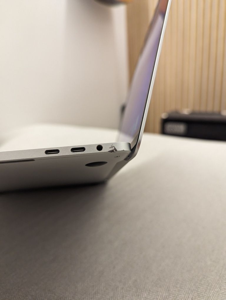 Apple MacBook Pro 13" (2016) - Touchbar