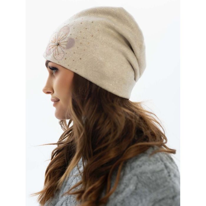 beżowa czapka damska marszczona z haftem i kryształkami - peterson
