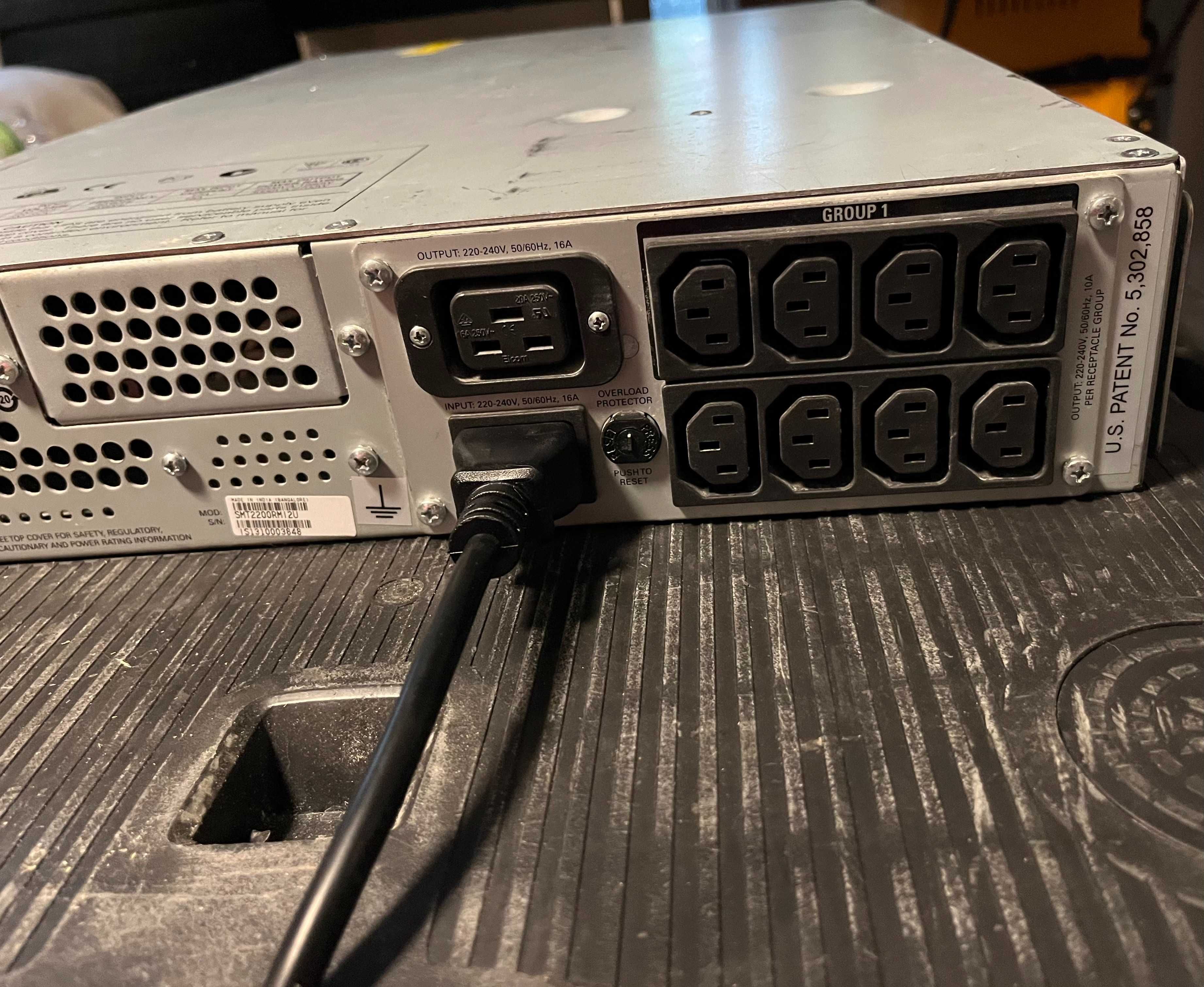 Zasilacz UPS APC SMT2200RMI2U - nowe akumulatory, szyny do szafy rack
