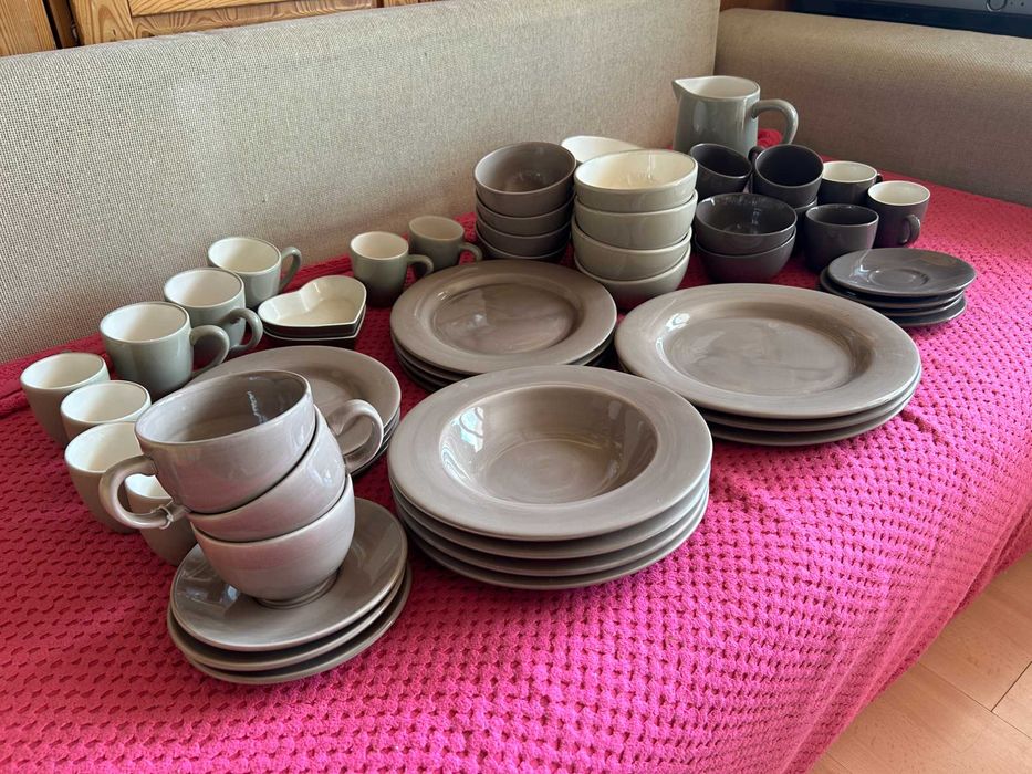 Zestaw naczyń, zastawa stołowa, naczynia brązowe, szare