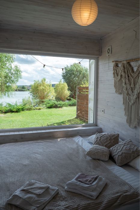 Дивовжний будиночок на березі чистого озера