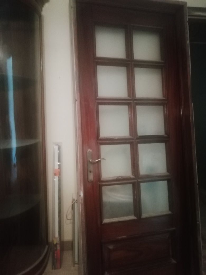 Porta de madeira maciça de 80 com aro e guarnições