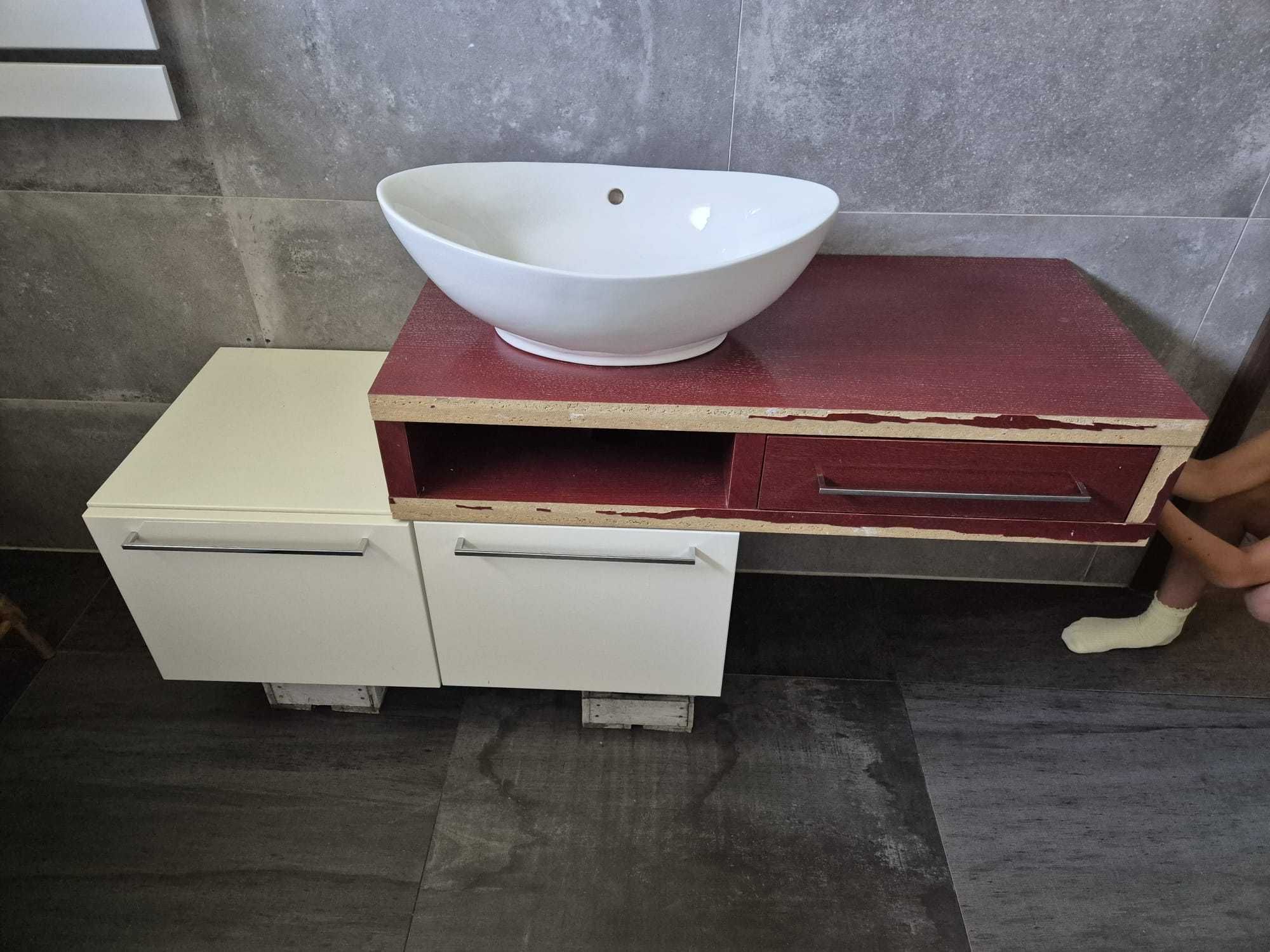 Szafka łazienkowa z umywalką i baterią