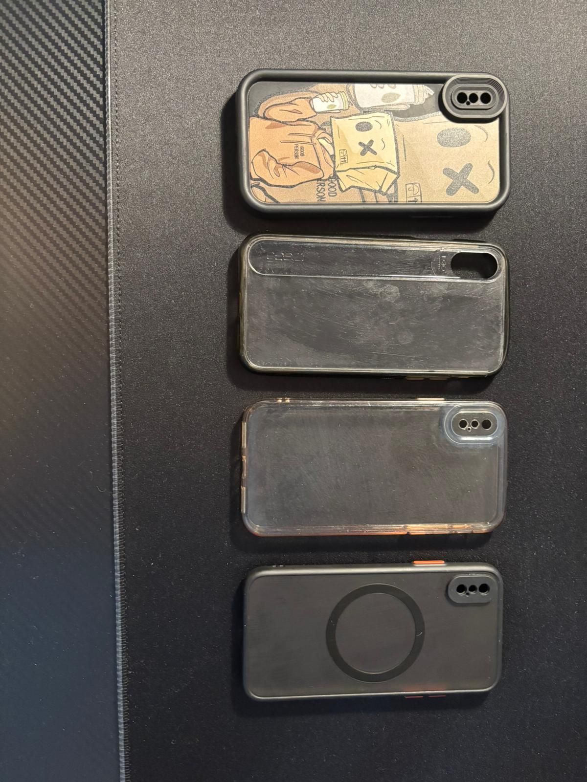 iPhone X z czterema case