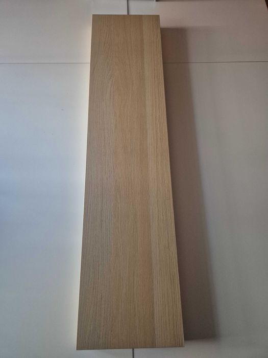 Prateleira em madeira clara