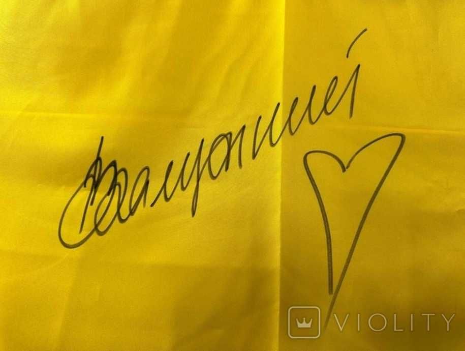 Прапор України з підписом генерала Залужного