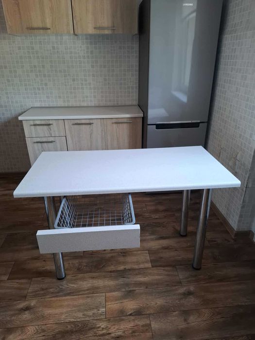 Zestaw mebli kuchennych - 10 szafek + stół i krzesła