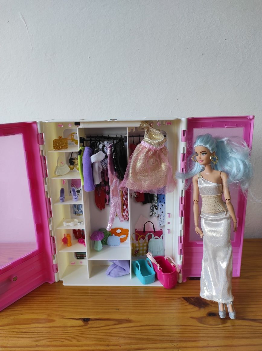 Barbie z szafą i akcesoriami
