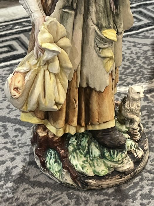 Figurka z porcelany malowana