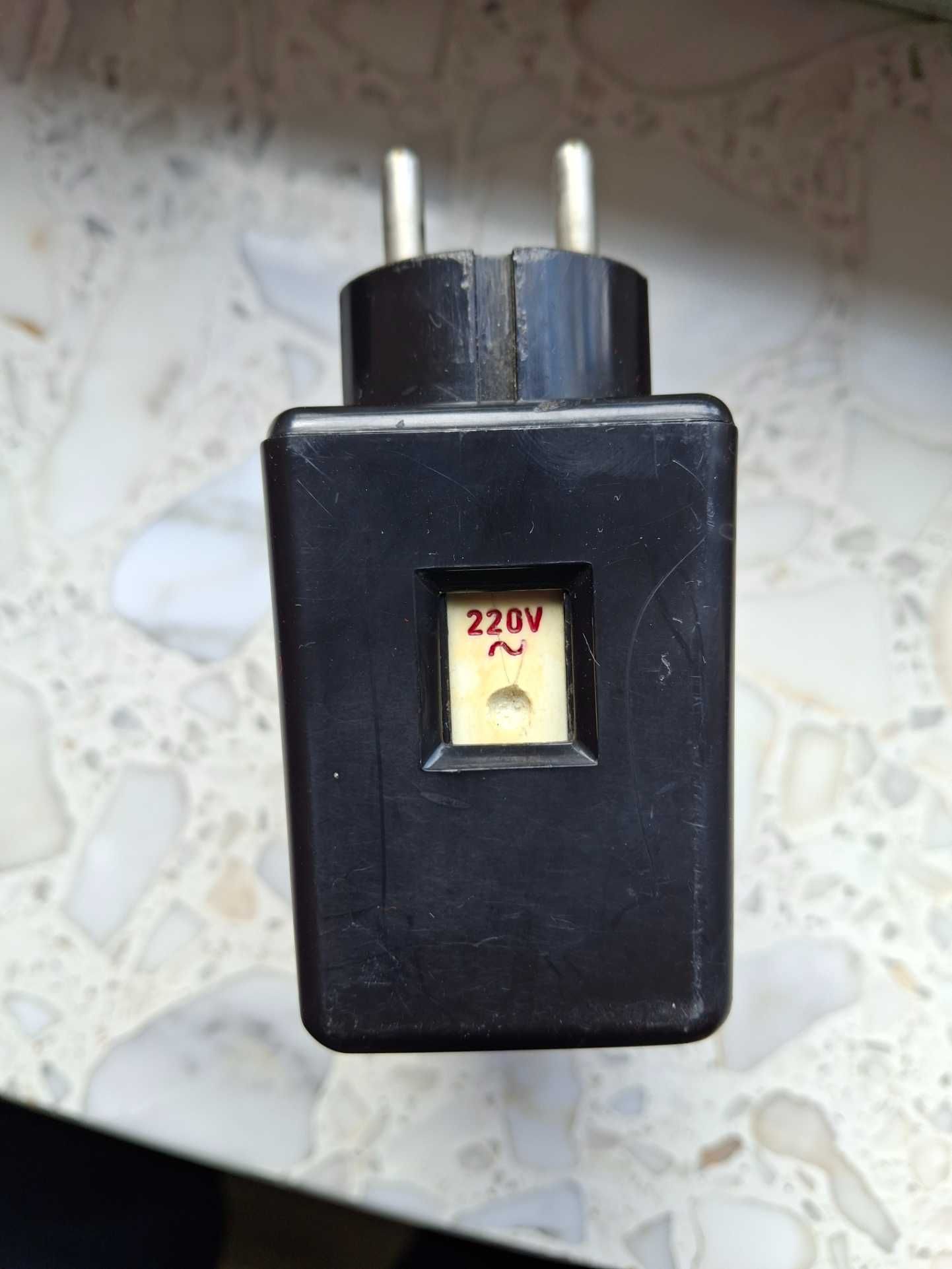 Zasilacz niemiecki typ 015 127/220V / 6,0V 0,7A