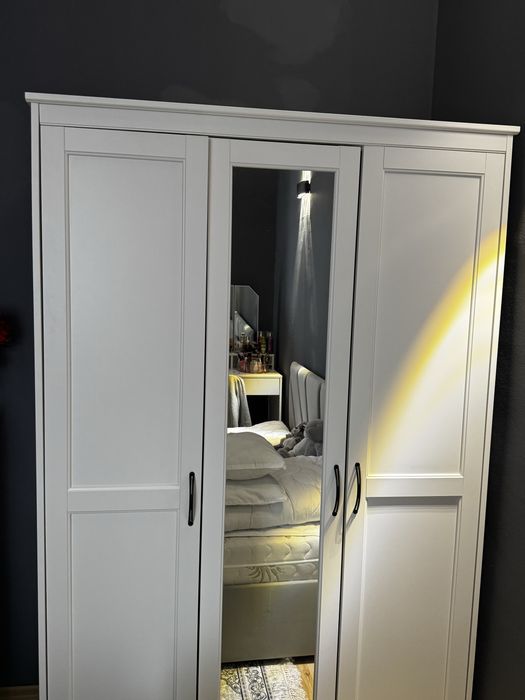 Szafa biała Z lustrem