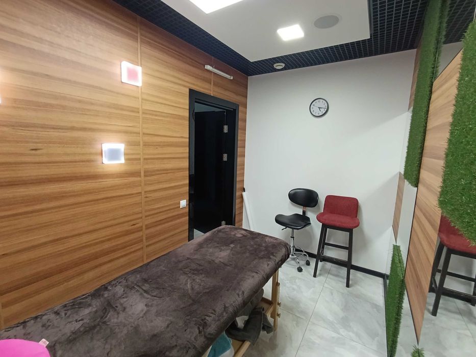 Є Світло в кабінеті 8 м2 кушетка вода в салоні краси Івасюка Оболонь