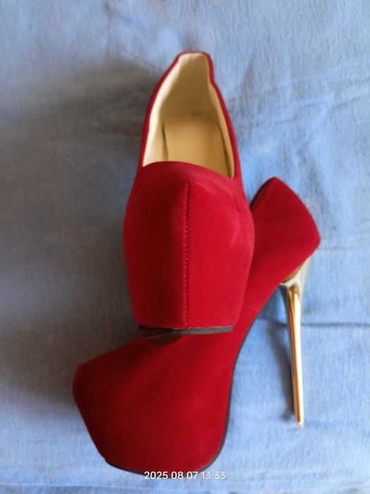 Wysokie seksowne zamszowe szpilki na platformie