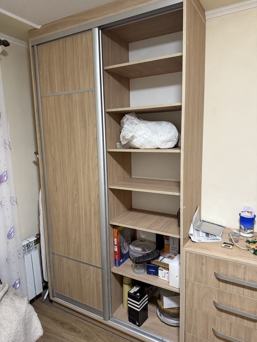 Шафа купе з поличками