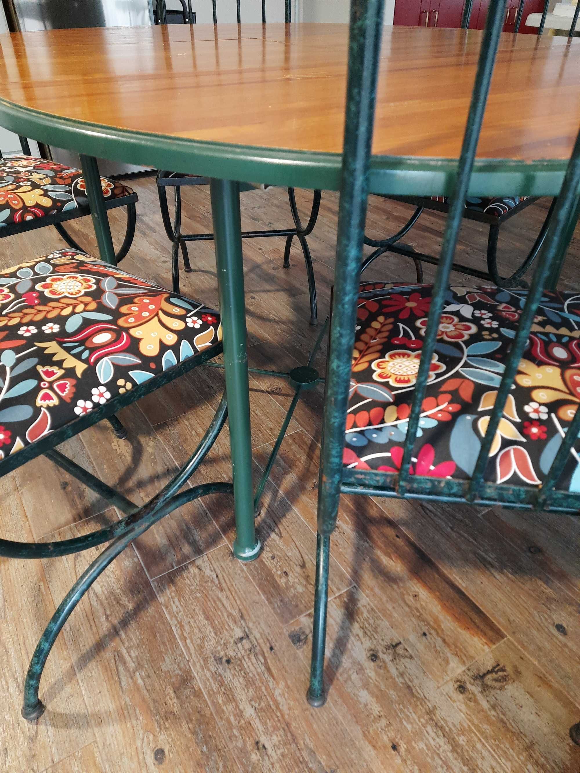 Mesa de madeira maciça e 6 cadeiras