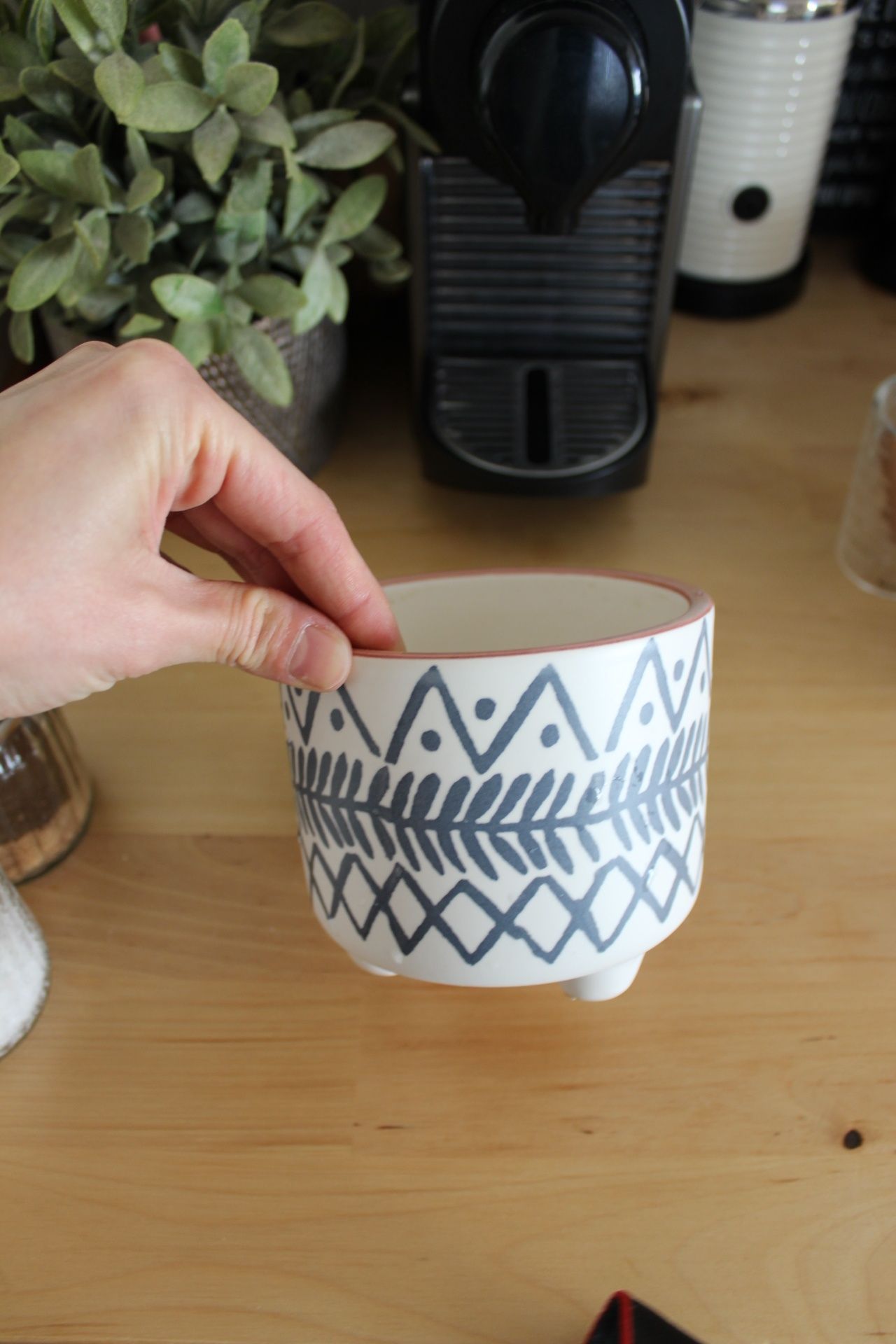 Vaso com padrão branco e preto