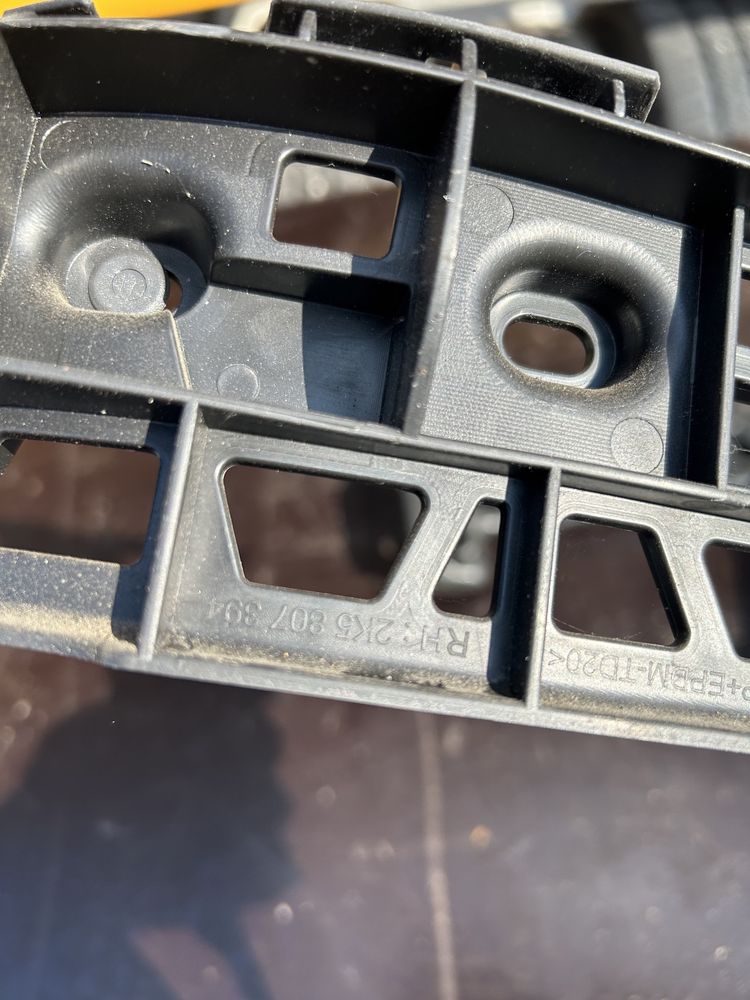 VW Caddy 2k5 ślizg zderzaka tył prawy