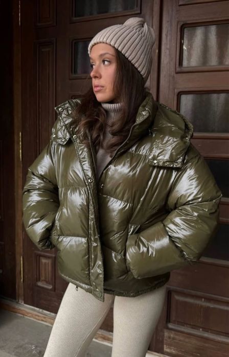 Пуховик лаковий.