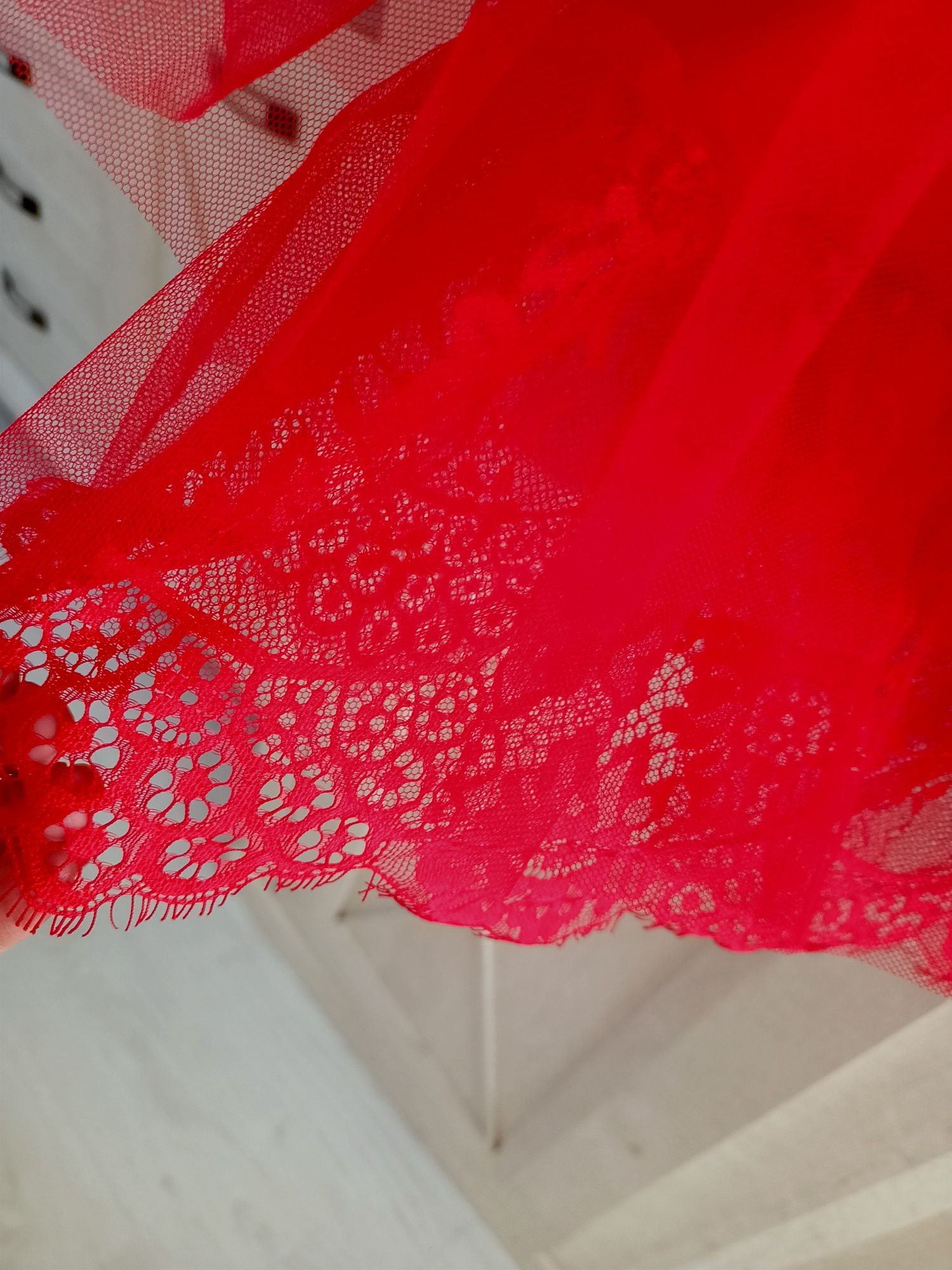 czerwona  kobieca sukienka    falbana tiul gipura