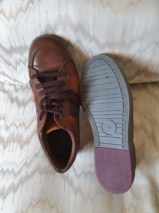 Sapatos de senhora e botas.Ténis