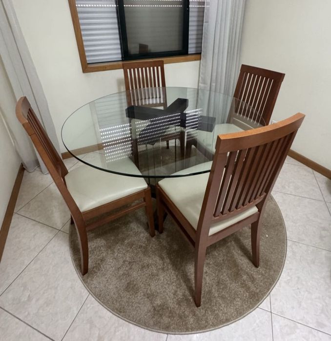 Mesa de jantar e cadeiras