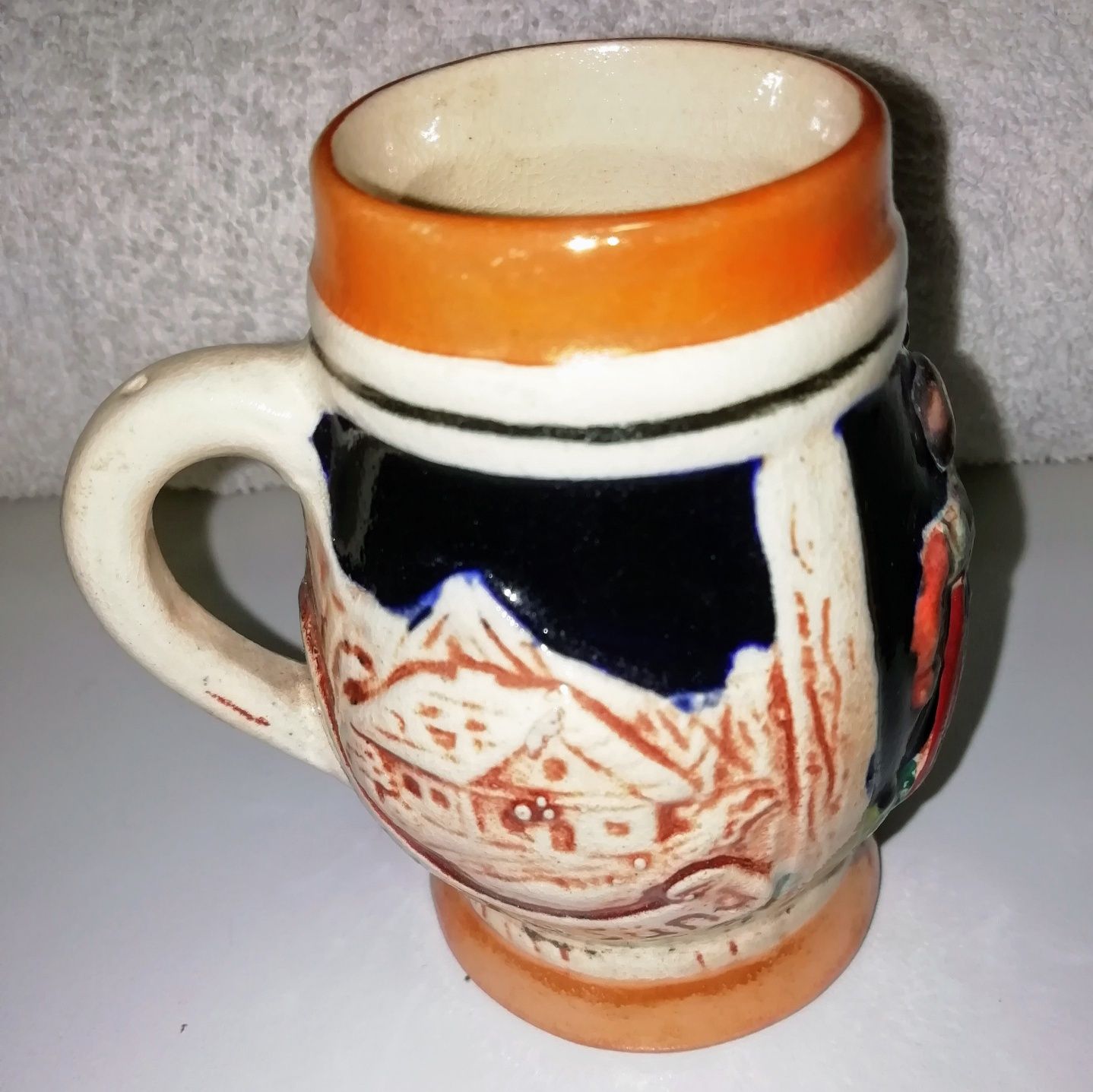 Caneca antiga em loiça