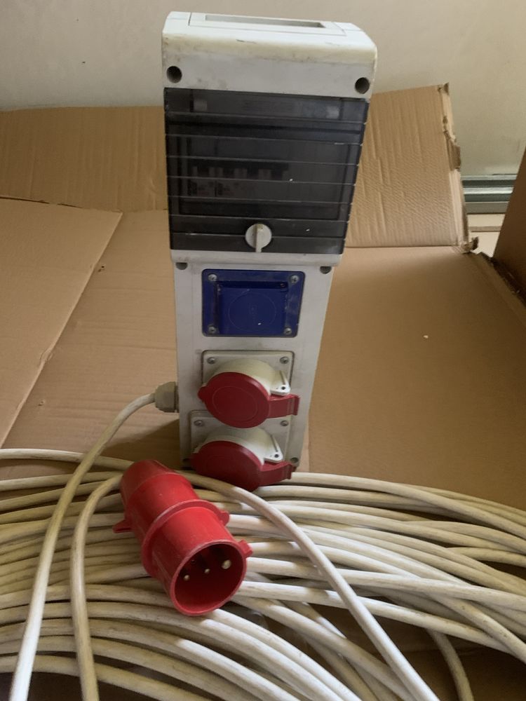 Przedłużacz elektryczny ze skrzynką rozdzielczą.