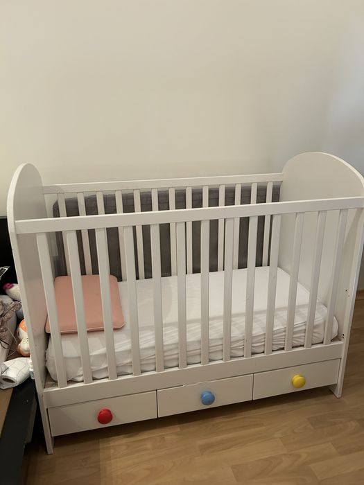 Cama de bebé em madeira