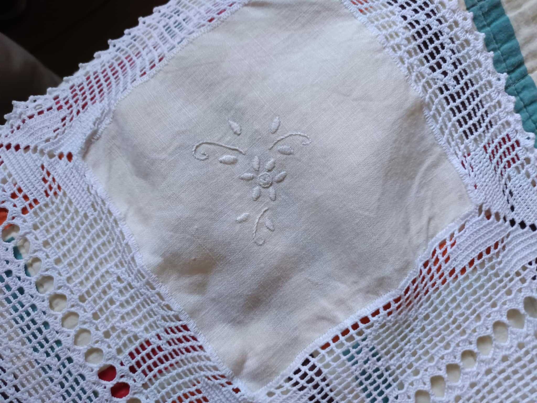 Toalha quadrada aos quadrados, em crochet e linho bordada à mão 83cm