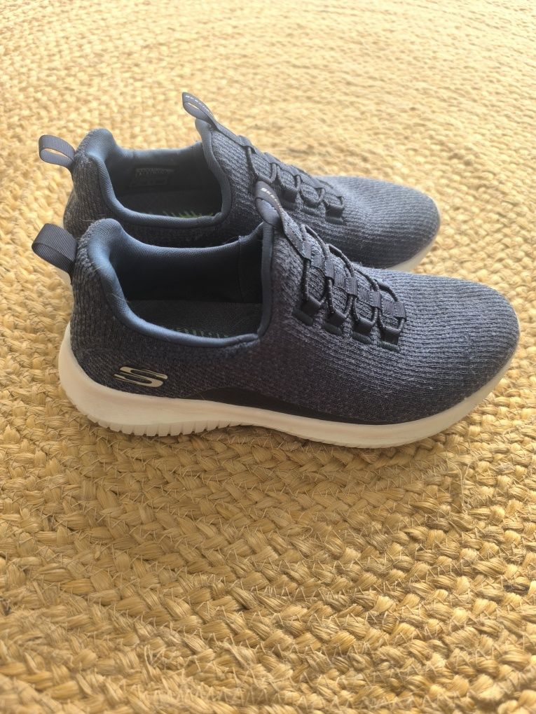 Sapatilhas sketchers como novas tamanho 34/35