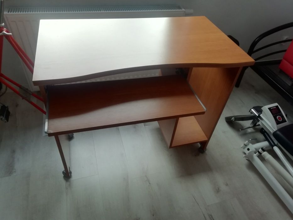 biurko na kółkach