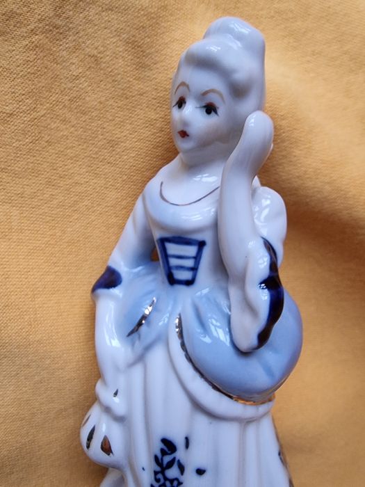 Парочка порцелянових фігур