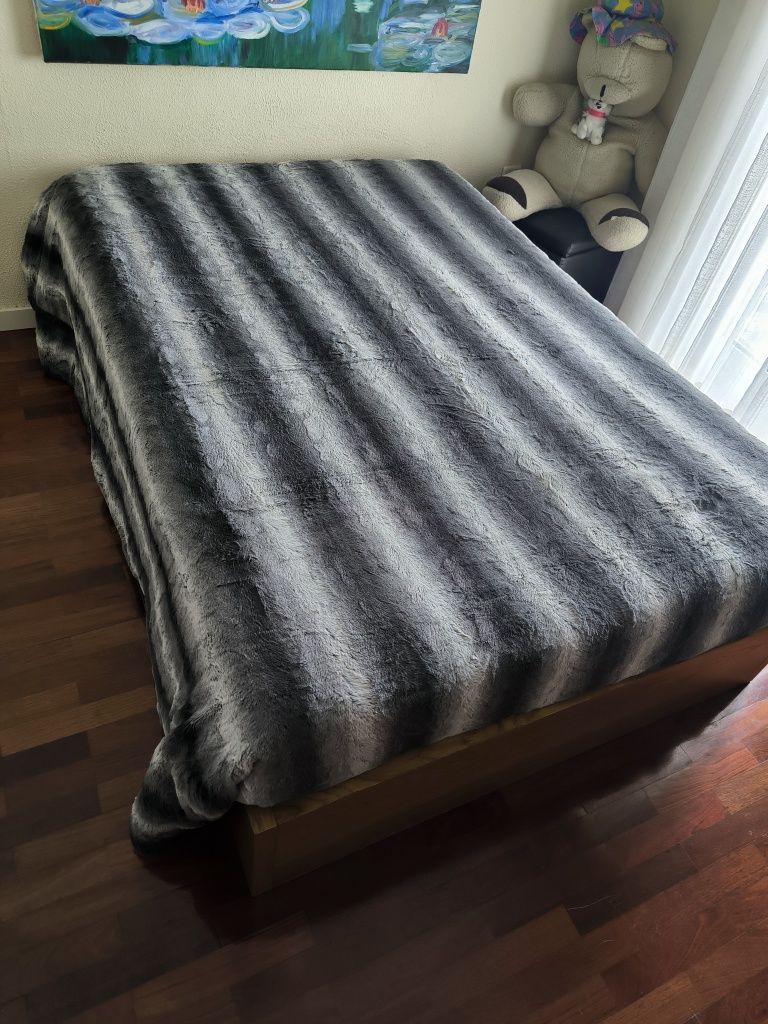 Cama com bastante arrumaçao de estrado elevatório 1,28x1,93m