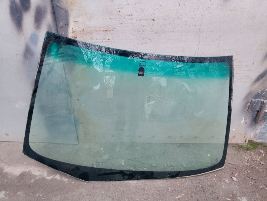 Вітрове скло lancer 9