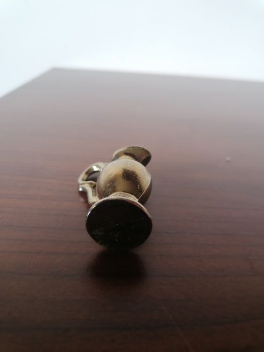 Miniaturowy, mosiężny dzban-amfora