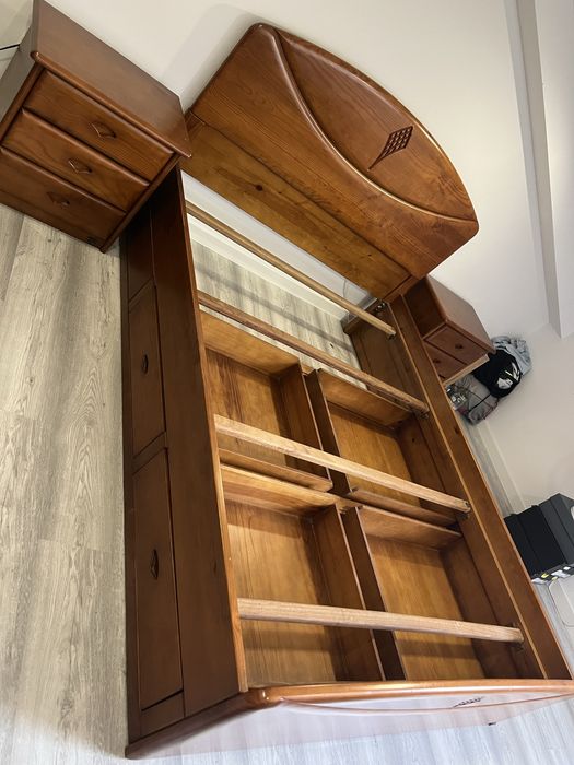 Conjunto cama madeira maciça + mesas de cabeceira + gavetas + estrado