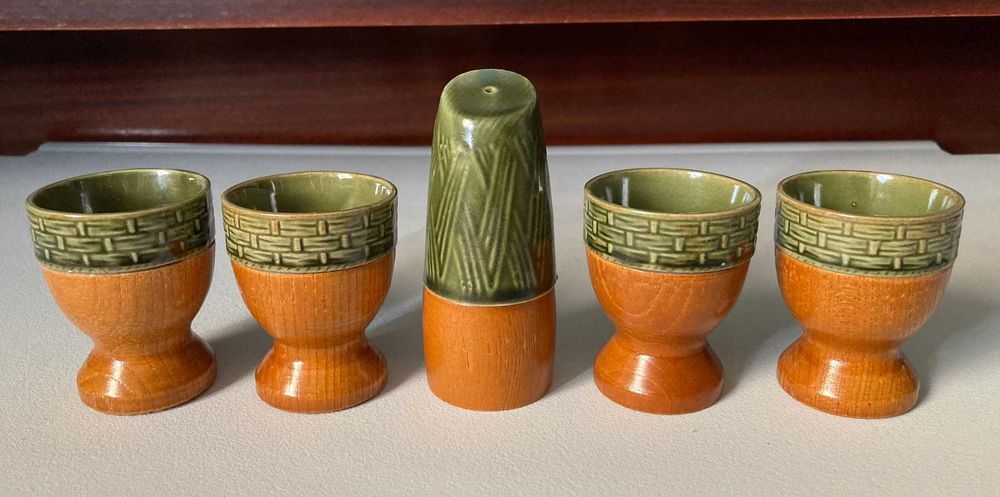 Conjunto Vintage de Pequeno-Almoço: 4 Suportes de Ovo + Saleiro